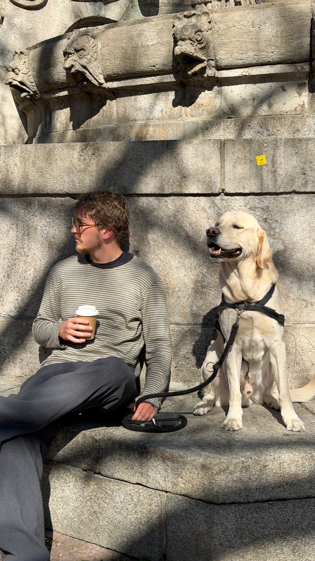 Luca Kaminski mit seinem Labrador in Berlin